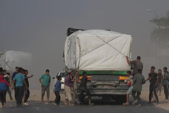 أونروا تحذّر: استمرار القيود الإسرائيلية يهدد المدنيين في غزة