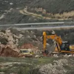 المستوطنون يشقّون طريقاً استيطانيا جديداً شمال غرب القدس في أراضي بيت عنان
