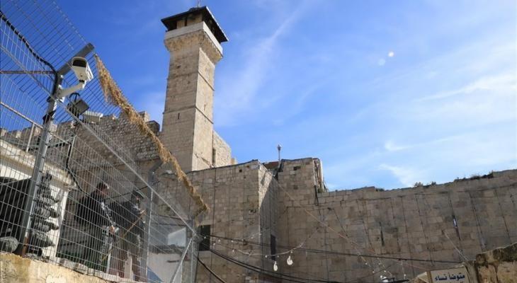 السماح لعشرات فقط بالدخول وسط إغلاق البوابات وتشديد الإجراءات في الخليل