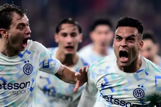 إنتر ميلان ينتزع فوزًا مثيرًا أمام جنوى ويتصدر الدوري الإيطالي