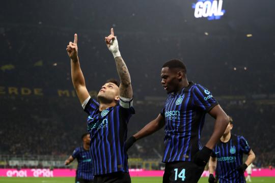 إنتر ميلان يهزم لاتسيو بثنائية ويتقاسم صدارة الدوري الإيطالي مع روما