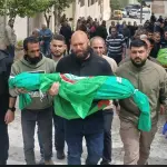 بينهم طفلة.. 7 شهداء  في غارة إسرائيلية على بلدة كفرحتى جنوب لبنان