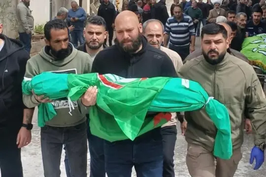 بينهم طفلة.. 7 شهداء  في غارة إسرائيلية على بلدة كفرحتى جنوب لبنان