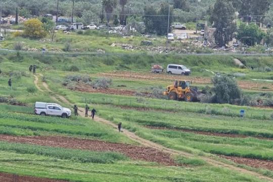 جرافات الاحتلال تقتلع عشرات الأشجار المثمرة في اللبن الشرقية لليوم الثاني