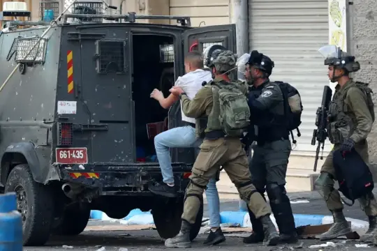 قوات الاحتلال تعتقل شابًا من قلقيلية بعد اقتحام منزله وتداهم منازل في جيوس