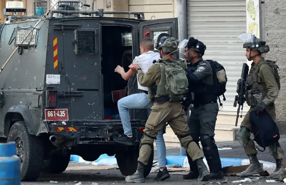 الاقتحامات طالت أحياء في مدينة قلقيلية وقرية جيوس، فيما انسحبت القوات من الأخيرة دون تنفيذ اعتقالات.