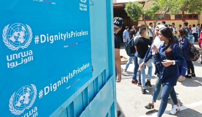 اتحاد المعلمين يرفض القرار والطلاب يغلقون مدارس في مخيم عين الحلوة تضامناً