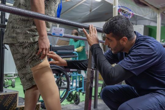 المستشفى الإماراتي العائم يركّب أطرافًا صناعية لـ64 مصابًا فلسطينيًا في العريش