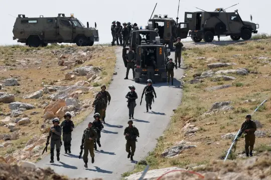 تصعيد واسع للمستوطنين وقوات الاحتلال في الضفة: اقتحامات واعتداءات واعتقالات متزامنة