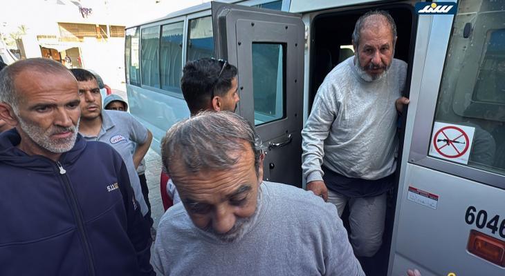 الأسرى المحررون يخضعون لفحوصات طبية في مستشفى شهداء الأقصى وسط مؤشرات على تدهور أوضاعهم الصحية