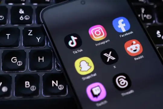 شباب يتجهون إلى الأجهزة أحادية الغرض لمواجهة "استنزاف الانتباه"