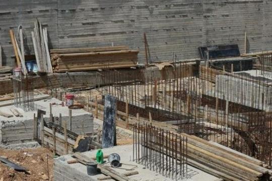 الاحتلال يخطر بوقف البناء في المنطقة الشرقية من جنين قرب مستوطنة "كاديم"