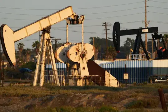 أسعار النفط تقفز فوق 110 دولارات وسط توتر في مضيق هرمز وخطط أميركية محتملة