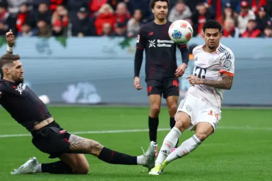 بايرن ميونيخ يتعادل بتسعة لاعبين مع ليفركوزن ودورتموند يقلص الفارق في البوندسليغا