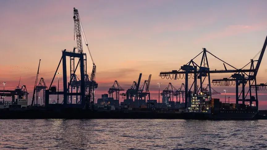 سياسة التعرفة العالمية 10%-15% قد ترفع الرسوم على صادرات الاتحاد الأوروبي وتثير حالة من عدم اليقين