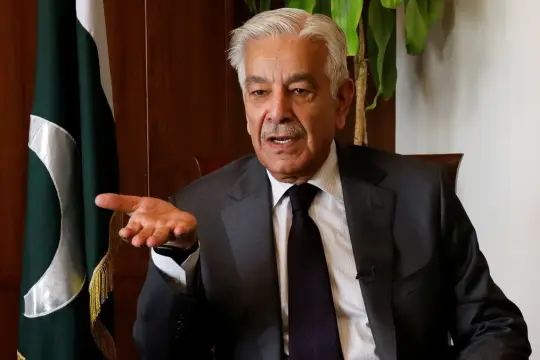 وزير الدفاع الباكستاني يهاجم إسرائيل ويصفها بـ”لعنة على الإنسانية”