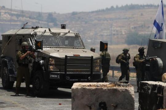 اقتحام متواصل منذ 15 ساعة لمخيم قلنديا وبلدتي الرام وكفر عقب