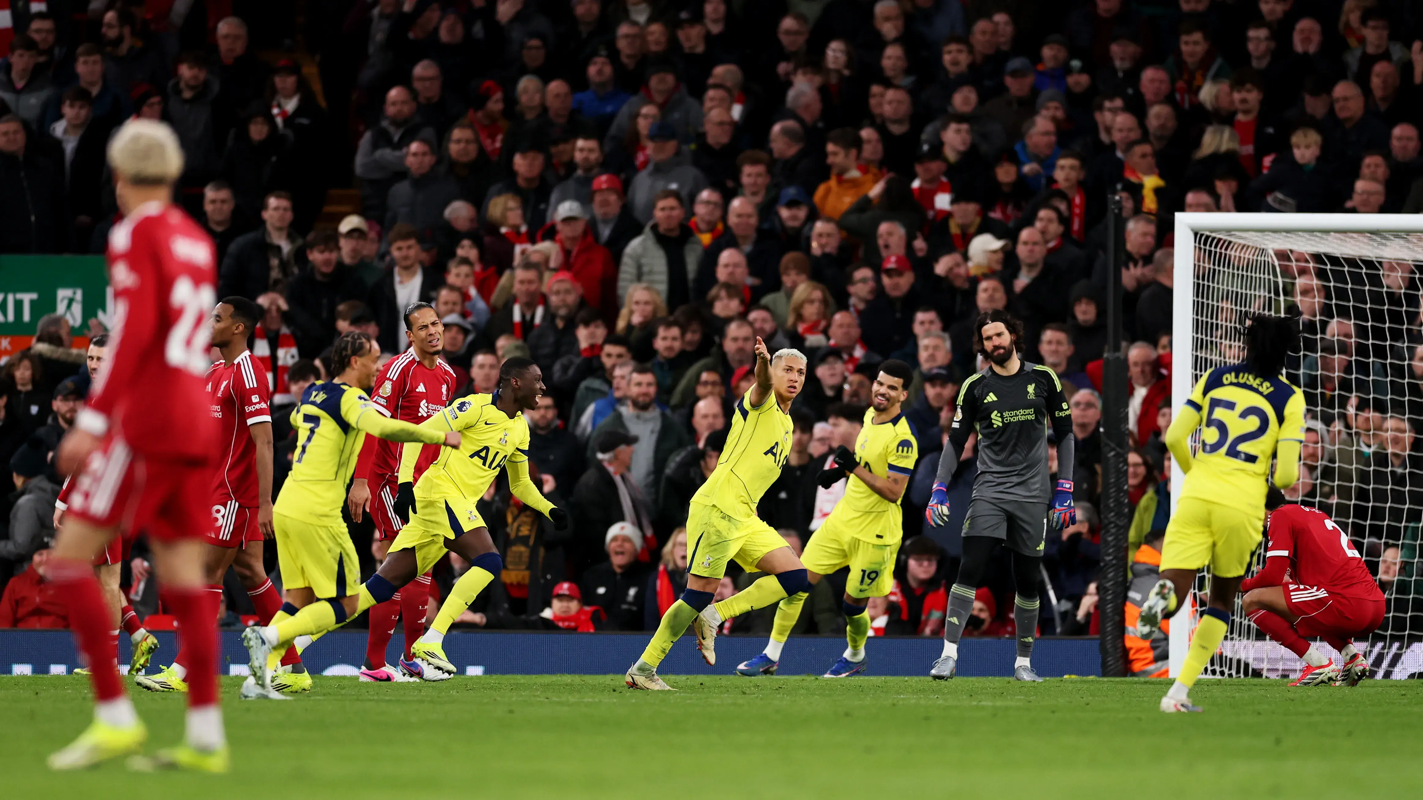 هدف متأخر لريتشارليسون يحرم ليفربول من الفوز رغم تقدم سوبوسلاي وسيطرة الريدز