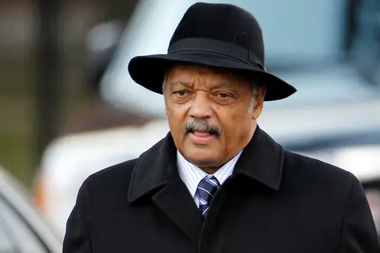 وفاة القس الأميركي جيسي جاكسون عن 84 عاماً بعد مسيرة نضال تجاوزت نصف قرن