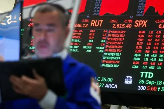 أسهم وول ستريت تتراجع بعد رفع الفيدرالي الفائدة وسط توقعات بزيادات جديدة