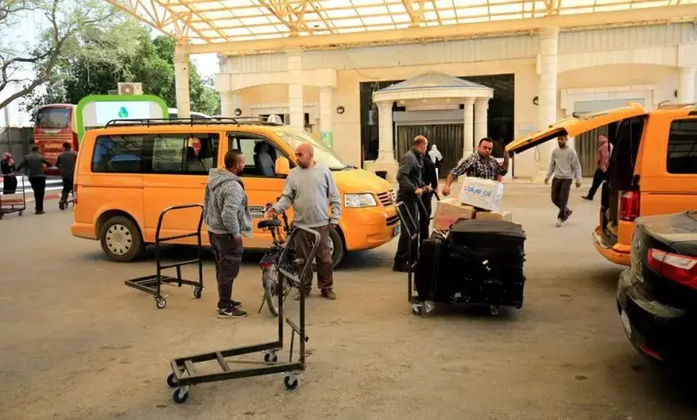 حركة سفر متوسطة وتسهيلات طبية وإجرائية للمواطنين بين جانبي المعبر