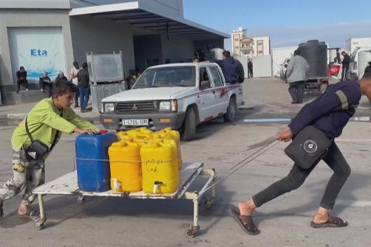أطباء بلا حدود: انهيار خدمات المياه والصرف الصحي يفاقم الكارثة الإنسانية في غزة