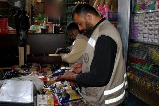 توقيف بائعين وضبط مخالفات خلال جولات تفتيش بالأسواق