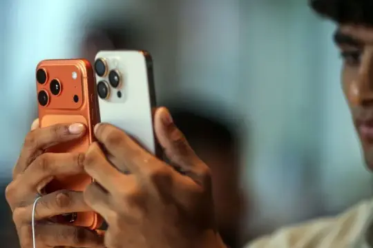 أبل تطوّر خدمات الاتصالات عبر الأقمار الاصطناعية لهواتف آيفون