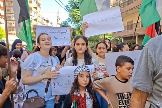 أهالي طلاب مدرسة رفح يجددون اعتصاماتهم في طرابلس رفضاً لإغلاقها
