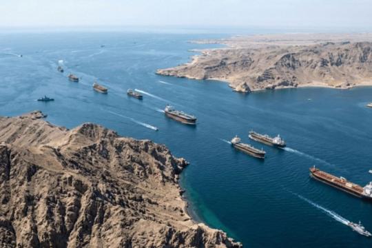 توقف حاد في حركة الملاحة والتجارة عبر مضيق هرمز