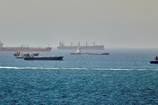 طهران: مضيق هرمز سيظل مغلقا ما لم تلب المطالب الإيرانية