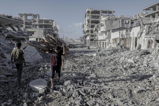 الغزيون عادوا ليجدوا المدينة بلا ملامح.. فقط الركام يستقبلهم