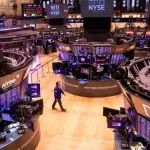 وول ستريت ترتفع مع تراجع النفط وسط آمال بإنهاء حرب إيران