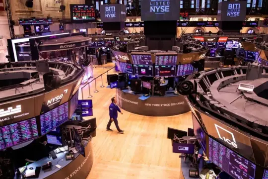 وول ستريت ترتفع مع تراجع النفط وسط آمال بإنهاء حرب إيران