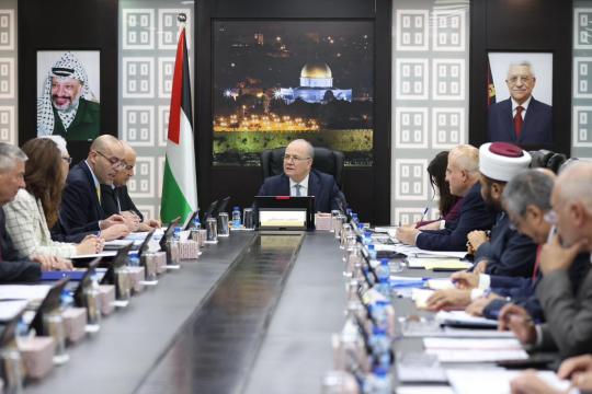 مجلس الوزراء الفلسطيني يدعو لتحرك دولي عاجل ويقر إجراءات لتعزيز التعليم والطاقة