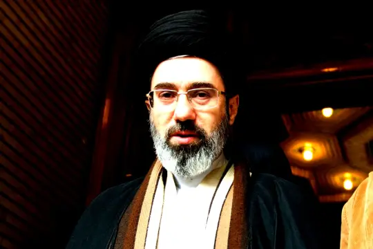 مرشد إيران الجديد يهدد بإغلاق مضيق هرمز ويؤكد السعي للثأر