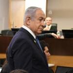 مظروف مفاجئ يصل إلى نتنياهو داخل قاعة المحكمة