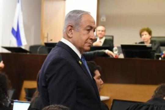 مظروف مفاجئ يصل إلى نتنياهو داخل قاعة المحكمة