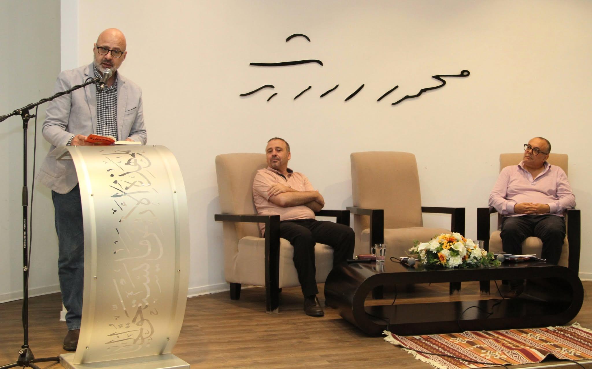 عاطف أبو سيف وأكرم مسلم يقدّمان قراءتين نقديتين للرواية، تتناولان تشظّي السرد والجدار والذاكرة الفلسطينية ومقاومة تحويل الإنسان إلى مادة للاستهلاك