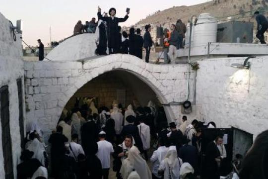 مستعمرون يقتحمون مقام يوسف شرق نابلس بحماية قوات الاحتلال