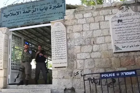القدس.. المستوطنون يقتحمون مقبرة باب الرحمة ويدمرون عددًا من القبور