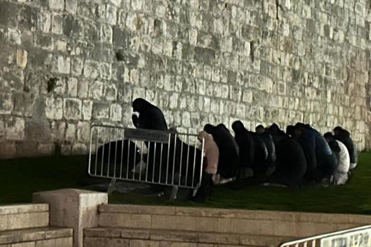 مخابرات الاحتلال الإسرائيلي تفرق مقدسيين أثناء صلاة العشاء قرب باب الساهرة