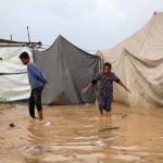 أمطار غزيرة تغرق الخيام في غزة وتعطّل الدوام المدرسي بخان يونس