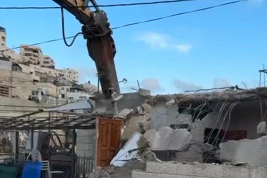 الاحتلال يجبر مقدسياً على هدم منزله ذاتياً في سلوان جنوب المسجد الأقصى