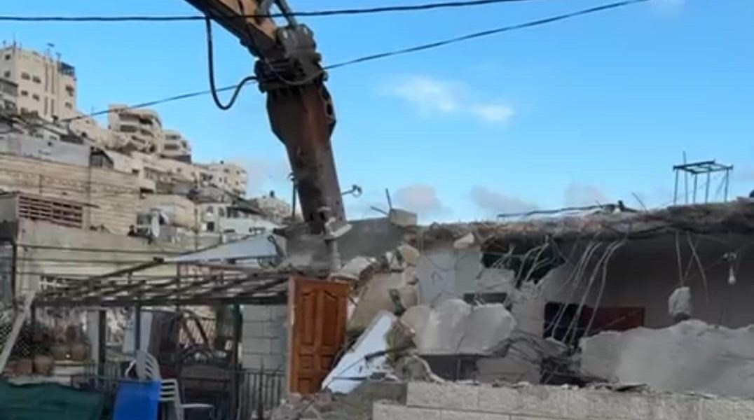 منزل يؤوي 8 أفراد هُدم بحجة البناء دون ترخيص وسط تصاعد سياسة الهدم القسري في القدس