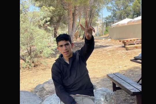 تقرير: طفل فلسطيني يواجه خطر بتر ساقه بعد تدهور حالته الصحية داخل سجون الاحتلال