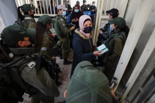 أكثر من 90 أسيرة فلسطينية يتعرضن لانتهاكات ممنهجة في سجون الاحتلال