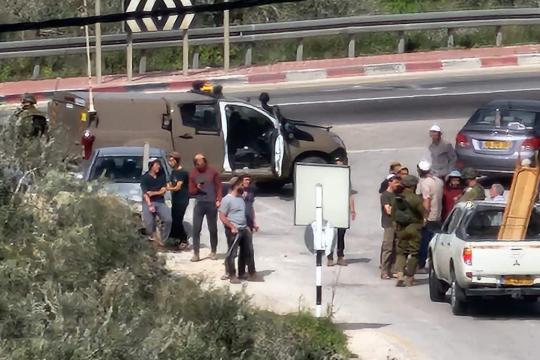 مستوطنون يهاجمون قرية برقا شرق رام الله ويحطمون مركبتين فجرًا