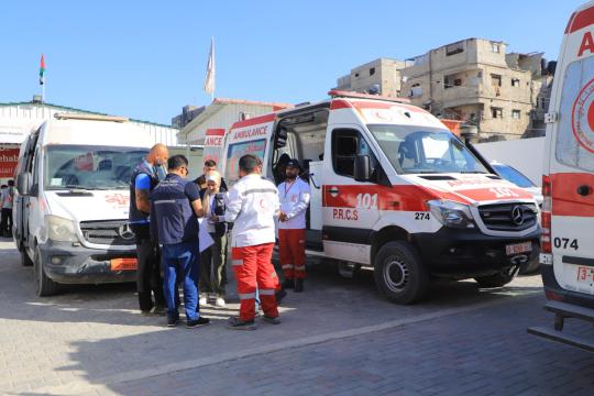 الهلال الأحمر الفلسطيني يُجلي 33 مريضاً من غزة عبر معبر رفح لتلقي العلاج خارج القطاع
