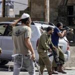 مستوطنون يهاجمون مركبات المواطنين شرق رام الله